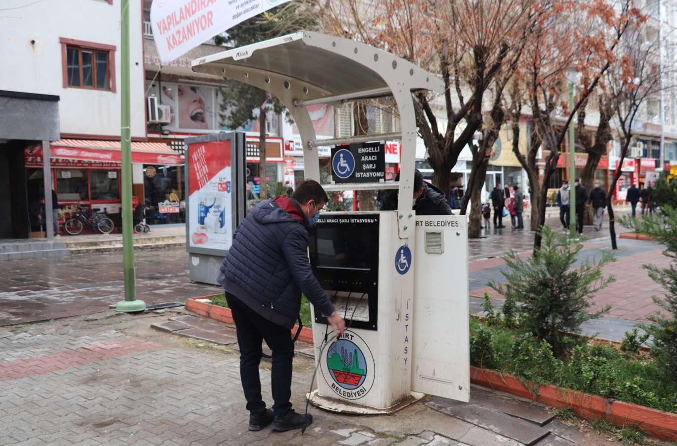 Siirt Belediyesi engelli aracı şarj istasyonlarını onardı Siirt Belediyesi engelli aracı şarj istasyonlarını onardı